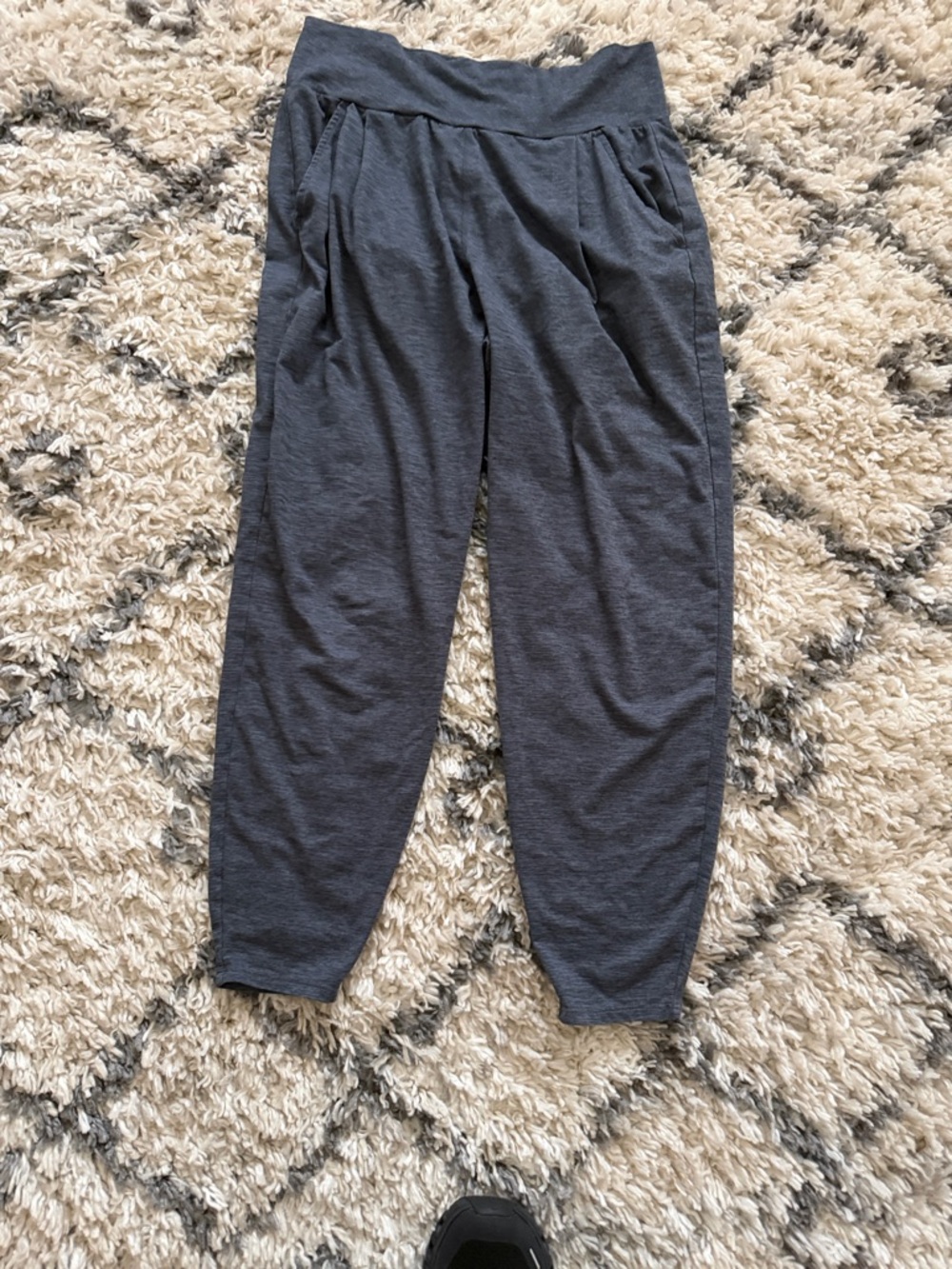 Vuori Women's Dark Gray Cropped Jogger Pants